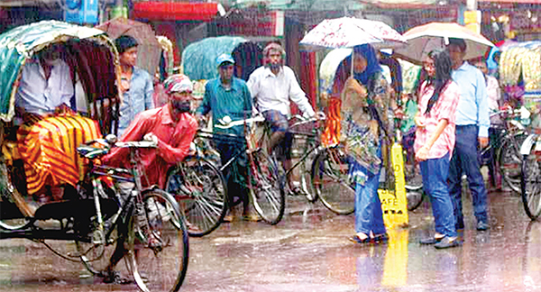 আষাঢ়ের বৃষ্টিতে ভিজছে ঢাকা কোথাও যানজট কোথাও জলজট