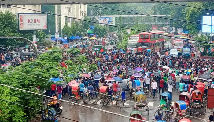 কোটা বাতিলের দাবিতে মহাসড়ক অবরোধ ঢাবি শিক্ষার্থীদের