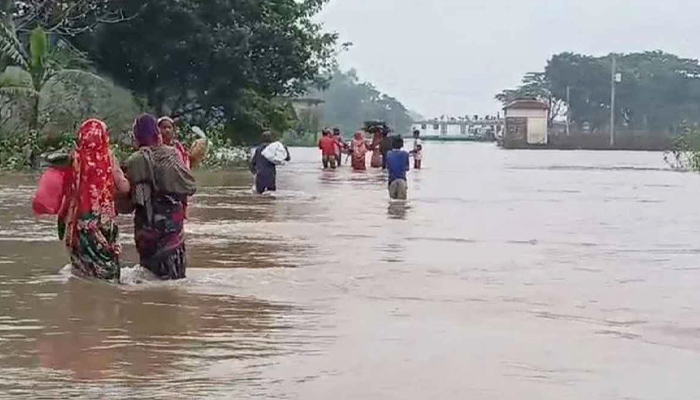 টানা বৃষ্টিতে বিপর্যস্ত জনজীবন, বন্যার কবলে বিভিন্ন জেলা