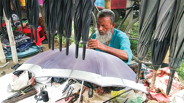 বর্ষায় বেড়েছে ছাতা কারিগরদের ব্যস্ততা