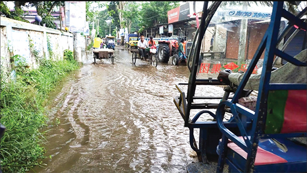 শ্রীনগরে সামান্য বৃষ্টিতেই জলাবদ্ধতা