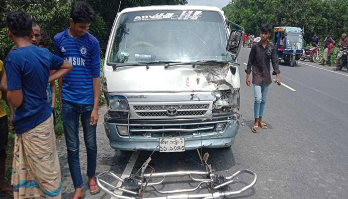 নাটোরে মাইক্রোবাস ও অটোরিকশা সংঘর্ষ, মা-মেয়ের মৃত্যু