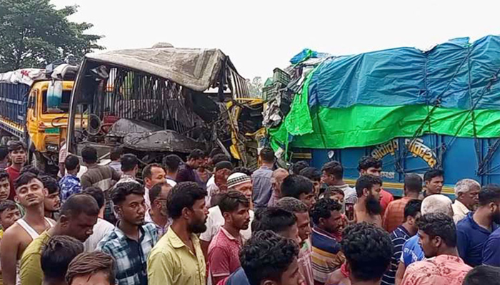 দিনাজপুরে বাস-ট্রাক মুখোমুখি সংঘর্ষ, নিহত ৪