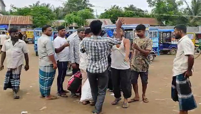 চাঁদপুর লঞ্চঘাটে বন্ধ হচ্ছেনা যাত্রীদের ব্যাগ টানাটানি