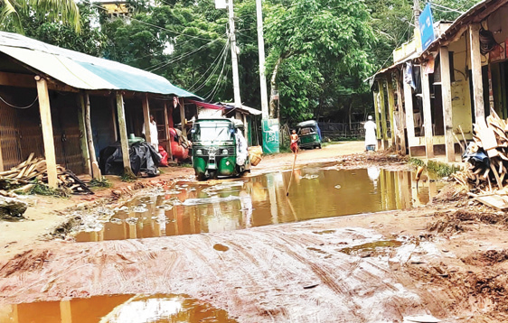 ঝুঁকি নিয়ে চলছে যানবাহন