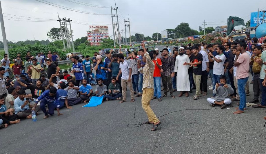 মহাসড়ক অবরোধ করে ভাসানী বিশ্ববিদ্যালয় শিক্ষার্থীদের আন্দোলন 