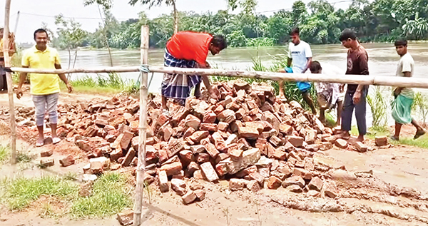 যুবসমাজের স্বেচ্ছাশ্রমে সড়ক সংস্কার