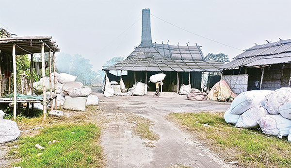 শ্রীনগরে ছারপত্রবিহীন সিসা গালানো কারখানা