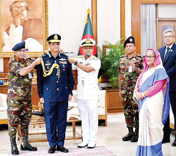 বিমান বাহিনী প্রধানের এয়ার চিফ মার্শাল র‌্যাঙ্ক পরিধান