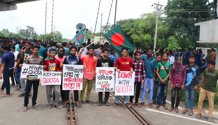 কোটা বাতিলের দাবিতে এবার রেলপথ অবরোধ রাবি শিক্ষার্থীদের