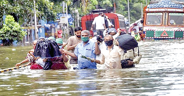 বিপর্যস্ত মুম্বাইয়ে বাতিল অর্ধশতাধিক ফ্লাইট, বন্ধ স্কুল-কলেজ