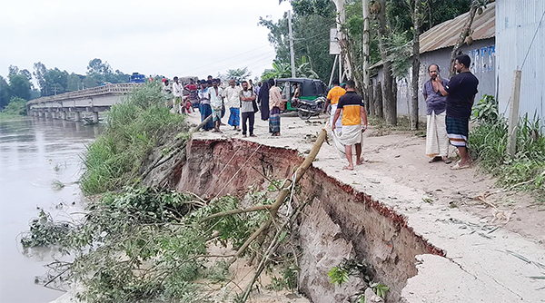 সেতুর সংযোগ সড়ক ভেঙে যোগাযোগ বিচ্ছিন্ন