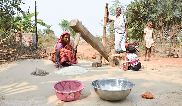 হারিয়ে যাচ্ছে গ্রামবাংলার ঐতিহ্যবাহী ঢেঁকি