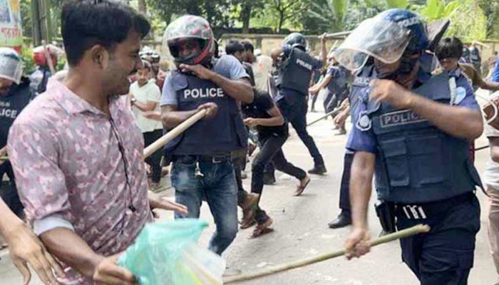 কুমিল্লায় শিক্ষার্থীদের সঙ্গে পুলিশের সংঘর্ষ