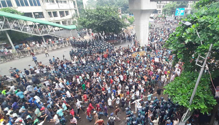 পুলিশের ব্যারিকেড ভেঙ্গে শাহবাগে অবস্থান শিক্ষার্থীদের