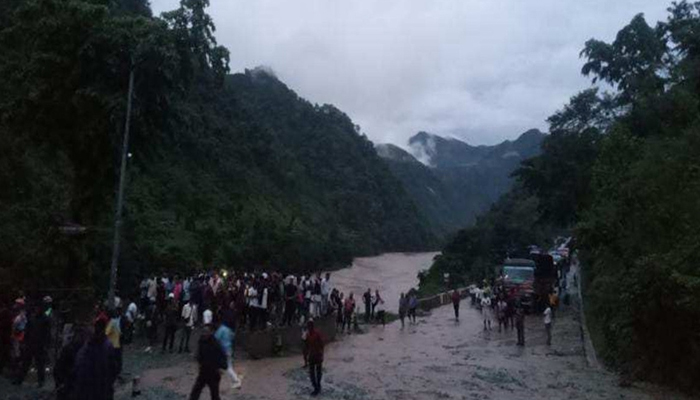 নেপালে ভয়াবহ ভূমিধস, যাত্রীবাহী বাস ছিটকে নদীতে পড়ে নিখোঁজ ৬৩