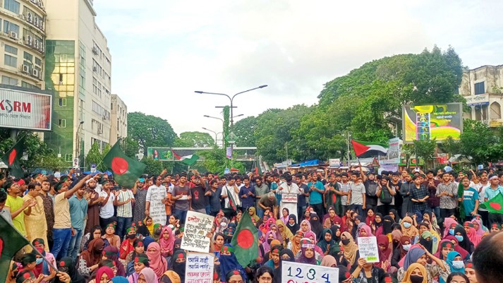 বিক্ষোভ মিছিল নিয়ে শাহবাগে শিক্ষার্থীদের অবস্থান