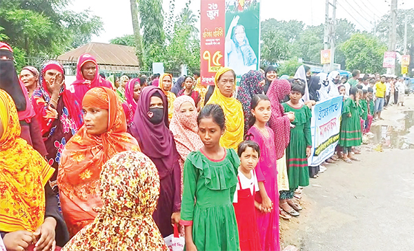 সেতুর দাবিতে ঠাকুরগাঁওয়ে এমপির বাড়ি ঘেরাও