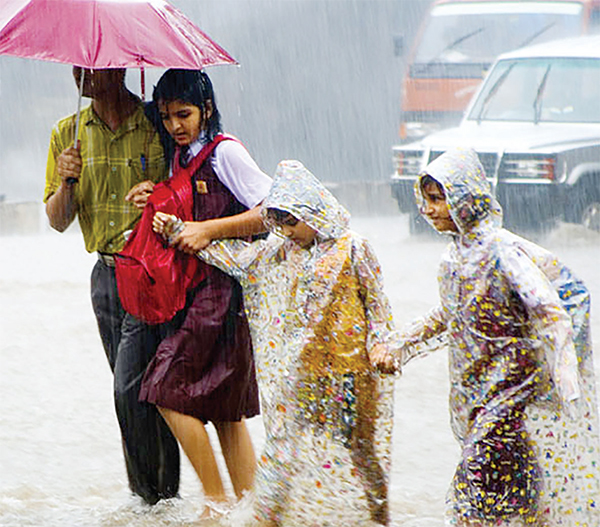 হঠাৎ বৃষ্টির প্রস্তুতিতে