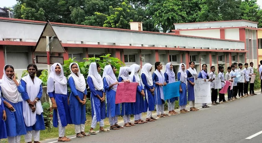 ভূঞাপুরে প্রধান শিক্ষক কর্তৃক শিক্ষিকাকে যৌন হয়রানির প্রতিবাদে মানববন্ধন