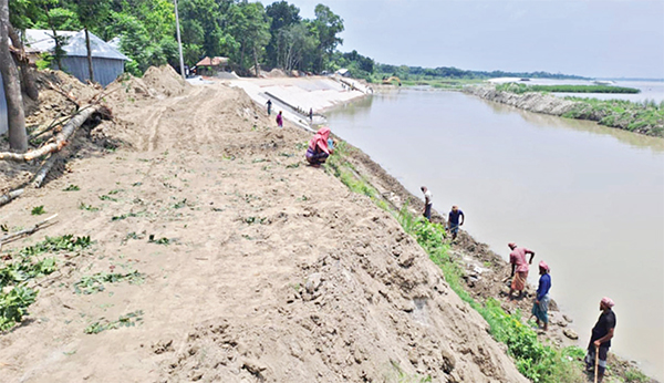 ঘরবাড়ি ভেঙে বেড়িবাঁধ নির্মাণ করছে পাউবো