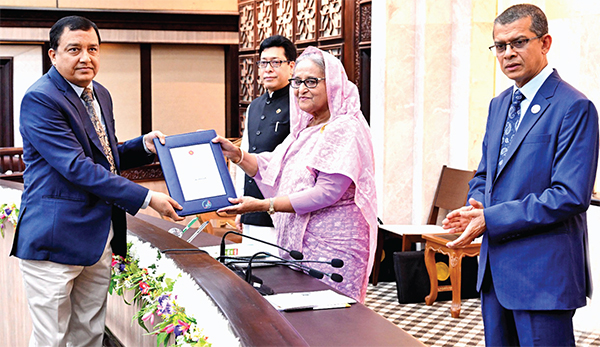 প্রধানমন্ত্রী শেখ হাসিনার কাছে পার্বত্য চট্টগ্রামবিষয়ক মন্ত্রণালয়ের বার্ষিক কর্মসম্পাদন চুক্তি (এপিএ) হস্তান্তর