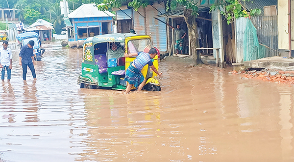 চাঁদপুরে আঞ্চলিক ব্যস্ততম সড়কে জলাবদ্ধতা