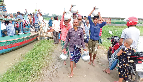 দলবেঁধে দুধ বিক্রেতাদের অন্য রকম মিছিল