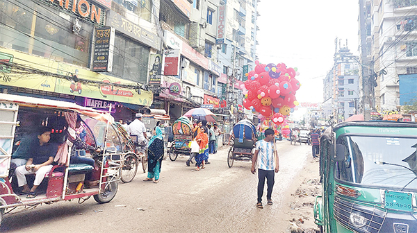 স্বাভাবিক জীবনযাত্রায় ফিরছে যাত্রাবাড়ী এলাকার মানুষ