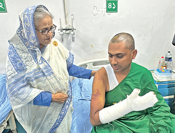 আহত পুলিশ সদস্যদের দেখতে রাজারবাগ হাসপাতালে প্রধানমন্ত্রী