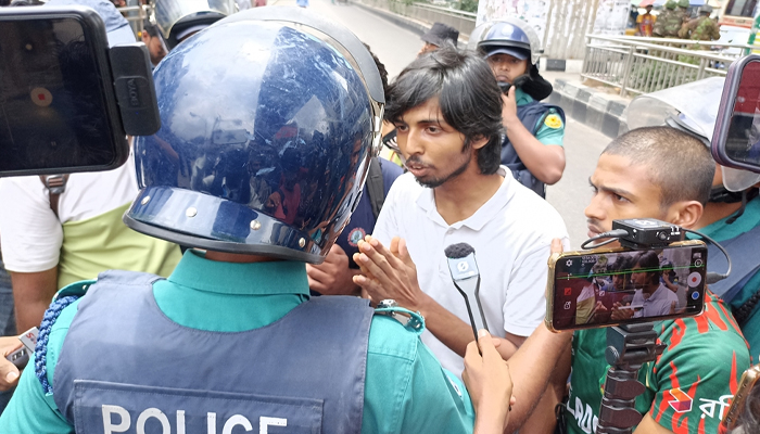 পল্টনে বিক্ষোভকালে ৪ আন্দোলনকারী আটক