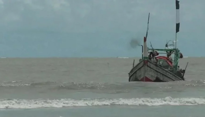 সাগরে ফিশিং ট্রলারডুবিতে ২৫ জেলে উদ্ধার, নিখোঁজ ২