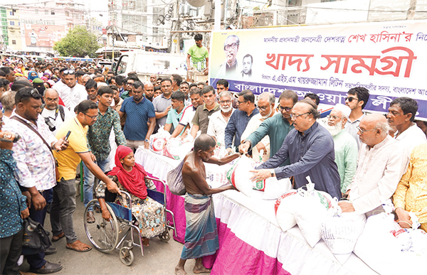 নিম্ন আয়ের মানুষকে খাদ্যসামগ্রী দিলেন রাসিক মেয়র