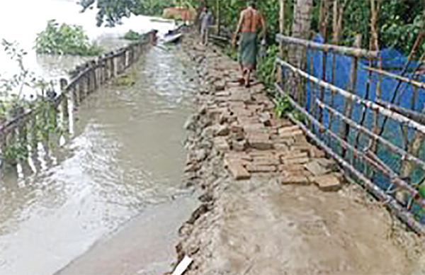 মোরেলগঞ্জে পানগুছি নদীর ভাঙনে রাস্তার বেহাল দশা