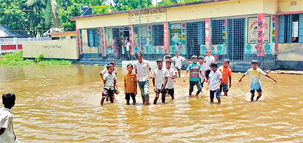 বিদ্যালয় চত্বরে ৬ মাসই জমে থাকে কাদা-পানি