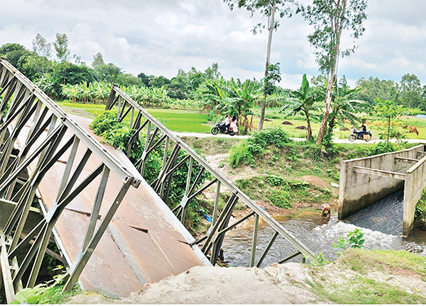 ভেঙে পড়া বেইলি ব্রিজ নির্মাণ না হওয়ায় চরম দুর্ভোগে মানুষ