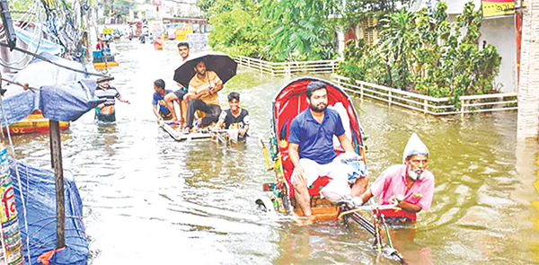 চট্টগ্রামে ভারী বৃষ্টিপাতে নগরজুড়ে জলাবদ্ধতা