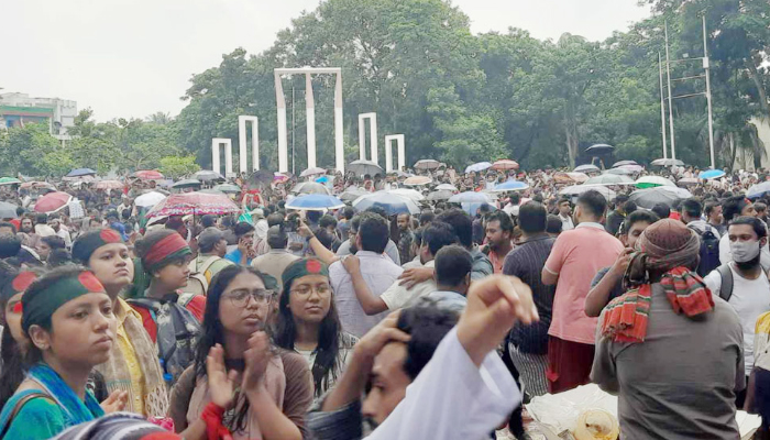 জনসমুদ্র আর স্লোগানে উত্তাল শহীদ মিনার