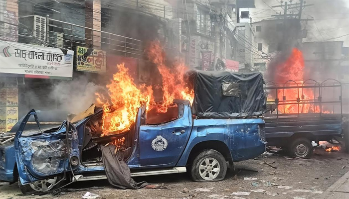 শ্রীপুরে পুলিশের গাড়ি ও বক্সে আগুন