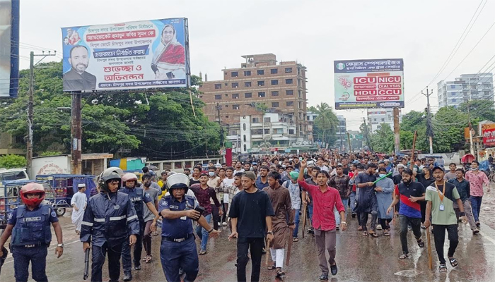 বৃষ্টি উপেক্ষা করে চাঁদপুরে শিক্ষার্থীদের বিক্ষোভ মিছিল