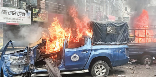 শ্রীপুরে পুলিশের গাড়ি ও বক্সে আগুন