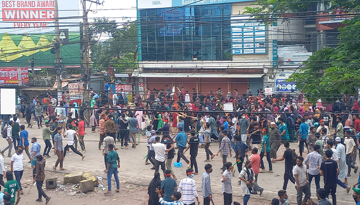 চাঁদপুরে শিক্ষার্থী-ছাত্রলীগের দফায় দফায় সংঘর্ষ, আহত ৪০