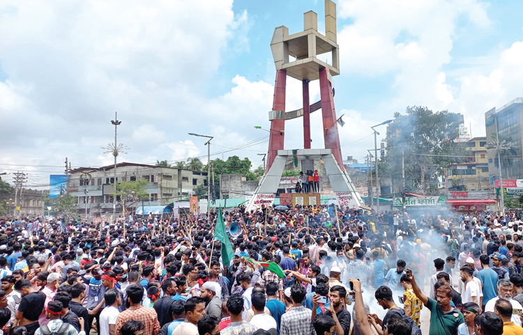 আইনশৃঙ্খলা বাহিনীর সঙ্গে ছাত্র-জনতার সংঘর্ষ