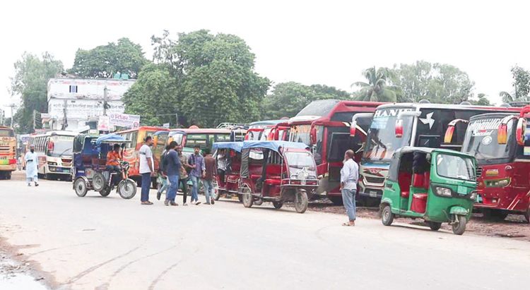 নওগাঁয় পরিবহন বন্ধে কর্মহীন হাজারো শ্রমিক