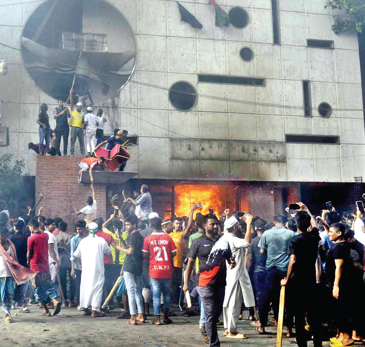 আওয়ামী লীগের কেন্দ্রীয় কার্যালয়ে উল্লাসিত জনতা