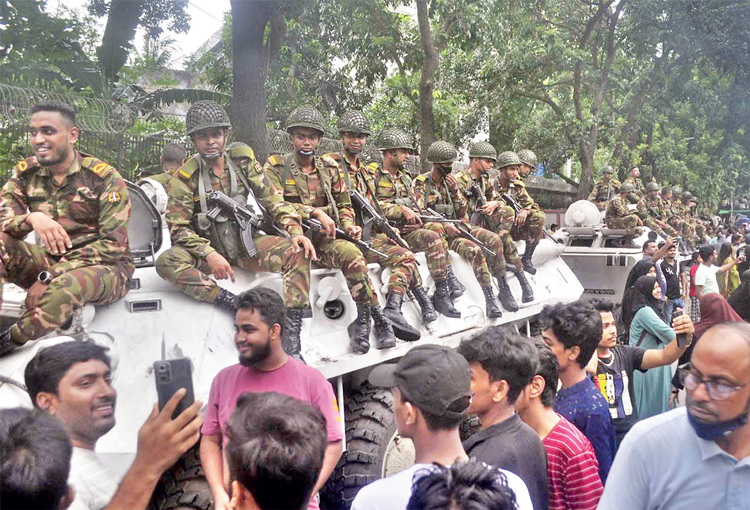 সেনাবাহিনীর সদস্যদের সঙ্গে  সাধারণ জনতার সেলফি