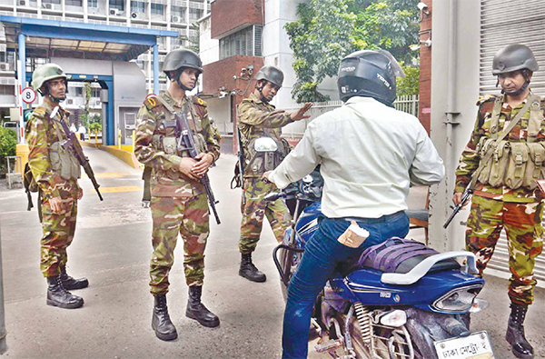 আইনশৃঙ্খলা নিয়ন্ত্রণে কাজ করছেন সেনাবাহিনী