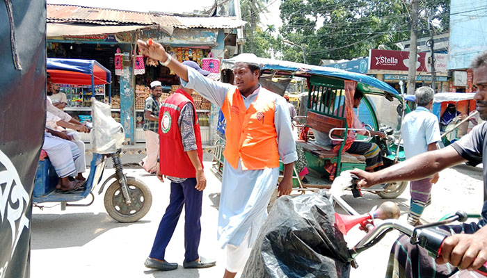 কিশোরগঞ্জে ট্রাফিকের দায়িত্বে ইসলামী যুব আন্দোলন ও শিক্ষার্থীরা