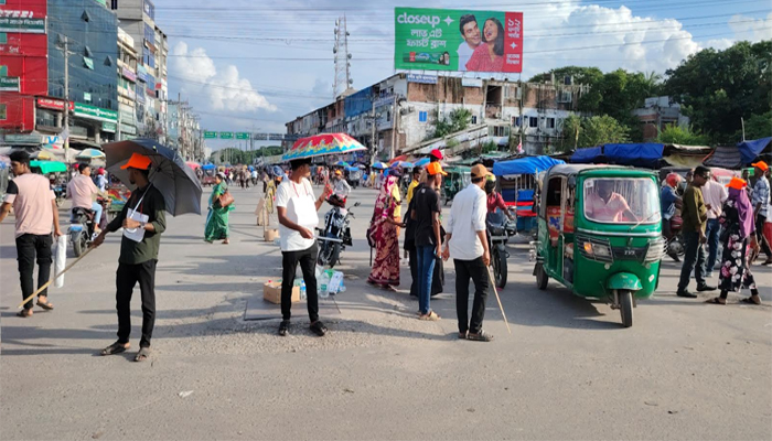 মানিকগঞ্জে পরিচ্ছন্নতা অভিযান ও ট্রাফিকের দায়িত্ব পালন করছে শিক্ষার্থীরা