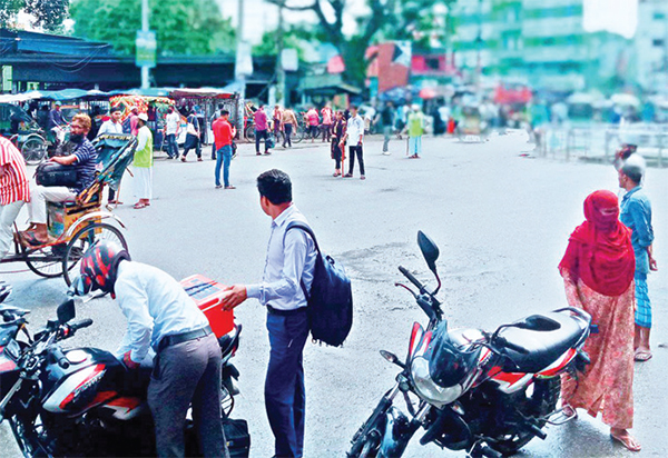 পরিচ্ছন্নতা ও ট্রাফিকের দায়িত্ব পালনে শিক্ষার্থীসহ ফায়ার সার্ভিসের সদস্যরা